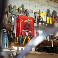 Silkolene Donnington SAE 40 Classic & Vintage Mineral Engine Oil - 4 Litres 7 Silkolene Donnington SAE 40 Classic & Vintage Mineral Engine Oil - 4 Litres -Motorcycle Riding Equipment Store 601232848 actionshot 2 jpg